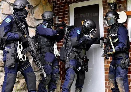 【戦慄】米フロリダ警察さん、ロリコンの家にガチのSWATを送り込み射殺してしまう・・・・・・・・・