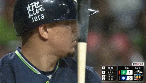 【悲報】ヤクルトオスナのバット、中日捕手石伊雄太に直撃【また】