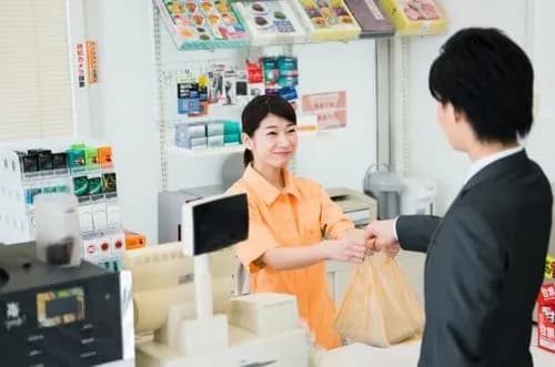 【爆笑】コンビニ店員さん同士がガチで殴り合いしてる動画、ヤバすぎるｗｗｗｗｗｗｗｗｗｗ