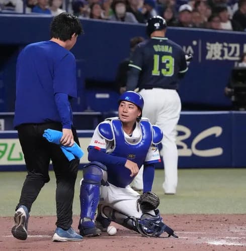 【悲報】オスナさん、また空振りしたバットが中日・石伊の頭に直撃　治療でベンチへ