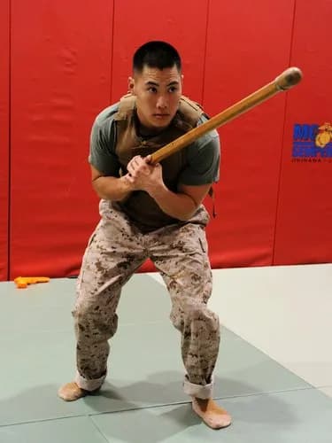 【悲報】若者さん、軍人に不意打ちを仕掛けた結果ｗｗｗｗｗｗｗｗｗｗ