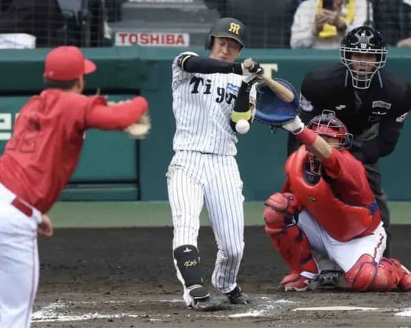 虎に激震！　阪神・近本光司が「左手首の骨折」と診断、痛恨の長期離脱へ　26日広島戦で死球受け交代
