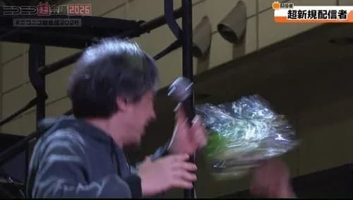 【衝撃】【動画】ひろゆきさん、ニコニコ超会議で暗殺未遂される映像・・・・・・・・・