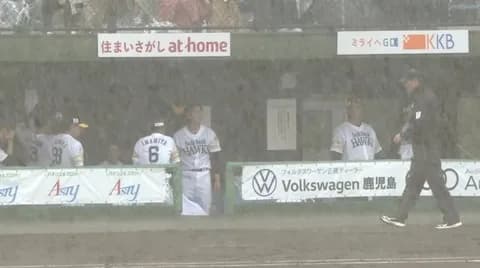 ロッテvsソフトバンク、めっちゃ土砂降りで試合中断