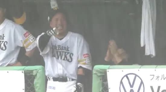 ロッテ西川史礁「やっと2号ホームランが出たのに雨降ってきて中断か...ん？ソフトバンクベンチが何か賑やかだな...」