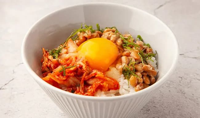 キムチ入り納豆かけご飯、旨すぎて朝食の一軍になるｗｗｗｗｗｗ