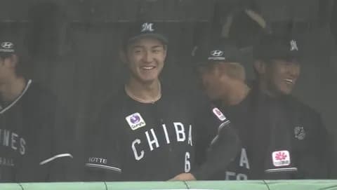 ロッテ西川史礁「やっと2号ホームランが出たのに雨降ってきて中断か...ん？ホークスベンチが何か賑やかだな...」