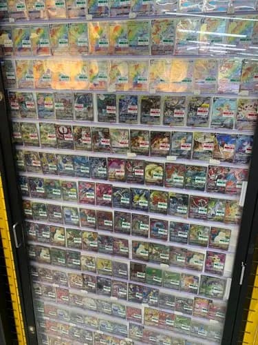 【衝撃】窃盗団さん、トレカショップに車で突っ込みポケモンカードを根こそぎ強奪してしまうｗｗｗｗｗｗｗｗｗｗ
