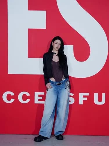 【画像】三吉彩花さんの"攻め"ハイレグ姿がエッッッすぎるｗｗｗｗｗｗｗｗｗｗ