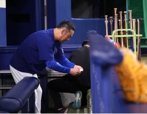 中日松中コーチ、試合前に盛り塩をする様子を捉えられる
