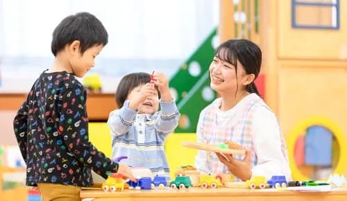 【悲報】保育士さん「手取り17万、生活できません…」←子供と遊ぶだけの楽な仕事でどんだけ貰おうとしてんねんwwwwwwwwww