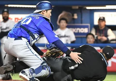 【悲報】負傷した川上審判員が一般病棟に移るも意識はない模様…