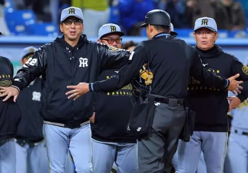 2025年4月→14勝11敗1分勝率.560、2026年→17勝9敗1分勝率.654