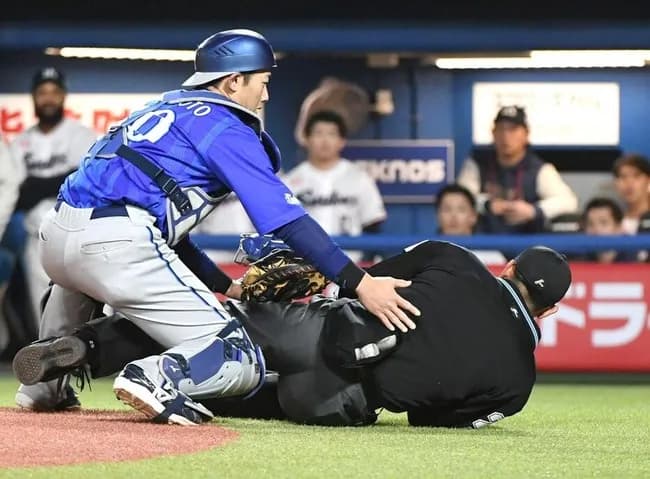 バット直撃の川上球審、ICUから一般病棟へ移動　まだ意識は回復せず