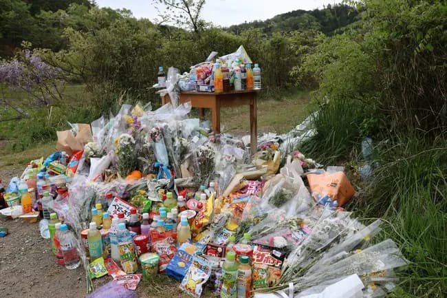 【悲報】安達結希さんの献花台、クマが出没するようになったため撤去される