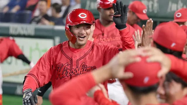 巨人ファン、カープ矢野雅哉のホームランボールをカープファンの子供にあげる好プレー