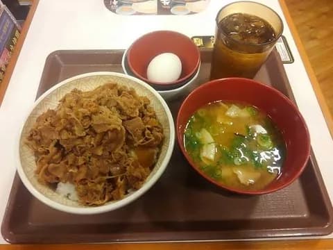 【画像】(ヽ´ん`)「牛丼をたまごセットで注文したら店員が牛丼のたまごセット持ってきやがった」