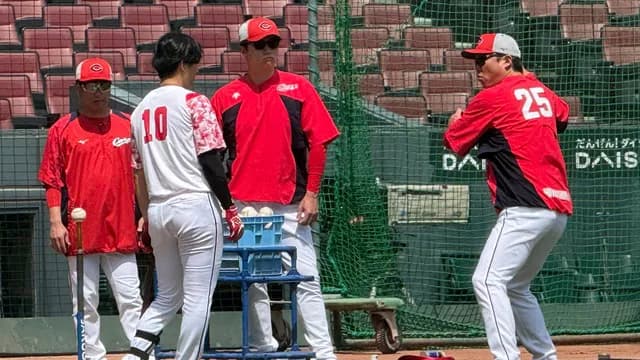 カープ新井監督、佐々木泰(.185)に熱血指導！2HRもセリーグ打率最下位