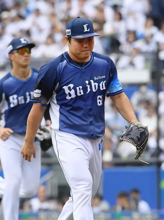 緊急降板した西武平良、右腕の違和感も出場登録抹消せずwwwww