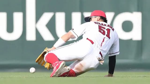 カープドラ1平川蓮にズムスタの洗礼。太陽と重なって落球「見えなくなって終わってしまった」
