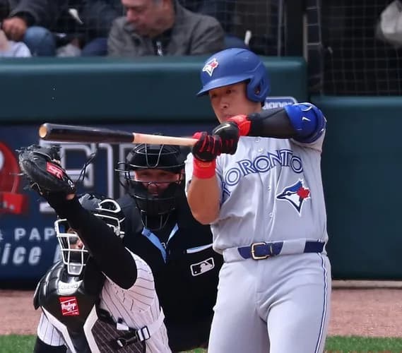 岡本和真、衝撃3戦連発9号2ラン　敵地騒然　3戦4発量産態勢で42本ペース　村上宗隆を〝追走〟