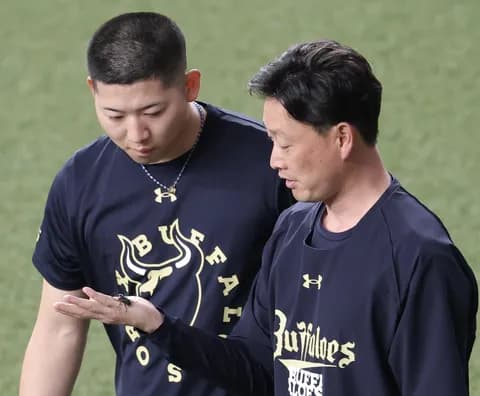 岸田監督 京セラドームグラウンドでニジイロクワガタを見つける