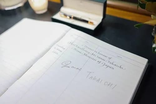 【国辱】高市早苗さん、オーストラリア連邦議会の国賓芳名録への記帳で絵文字を書いてしまう・・・・・・・・・