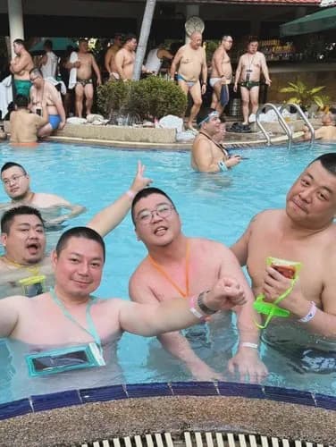【悲報】マ◯コ「社員旅行楽しかった♡」パシャｗｗｗｗｗｗｗｗｗｗ