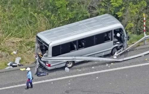 【悲報】高校生1人死亡のバス事故、運転手が「知り合いの知り合い」の無職だった・・・・・・・・・