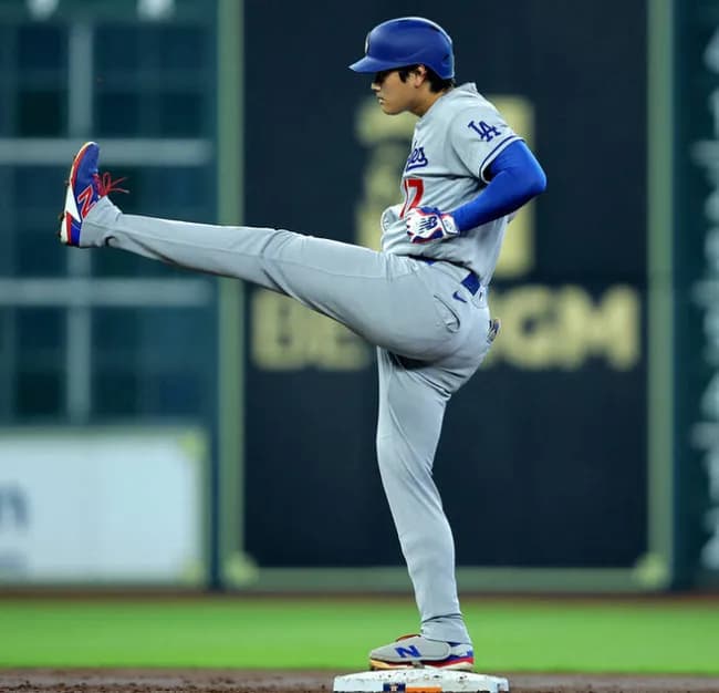 【悲報】大谷翔平さん、山本由伸がベンチで顔面蹴られかけたやつをパフォーマンスに採用ｗｗｗｗ