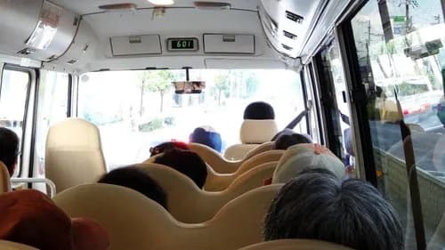 【悲報】68歳無職男性さん、善意のボランティアでバスを運転した結果1人死亡20人負傷で逮捕されてしまう・・・・・・・・・