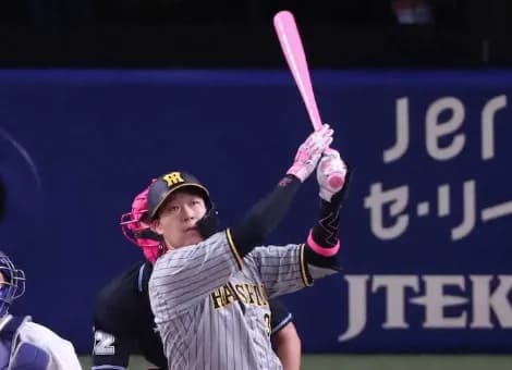 母の日である10日、糸原、大山、佐藤、森下がピンクの道具でプレー