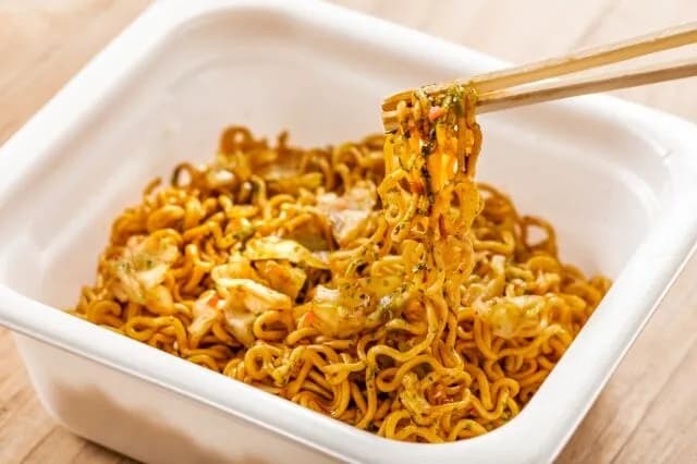 カップ焼きそば　←入れ物カップじゃない、焼いてない、ソバじゃない