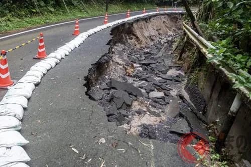 【悲報】日本の道路さん、陥没しまくってしまうｗｗｗｗｗｗｗｗｗｗ