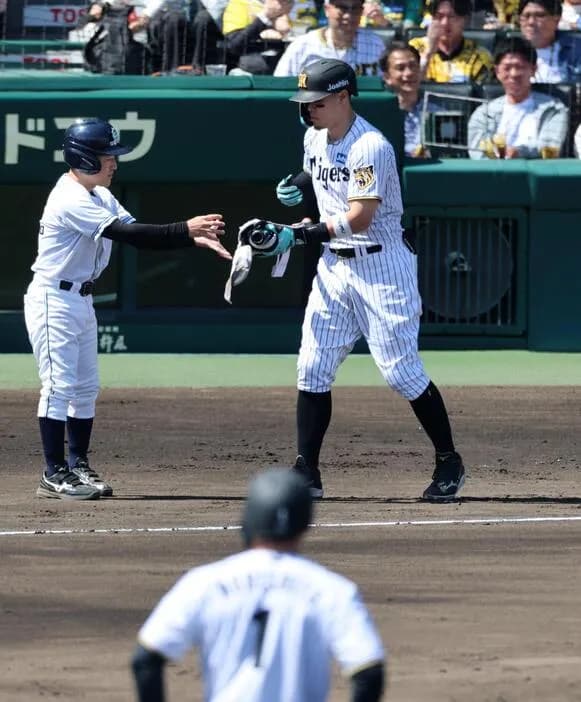【サトテル】阪神　佐藤輝明の初回申告敬遠に甲子園がどよめく　直近３年は一度もなし　好機拡大も５番起用の前川が見逃し三振