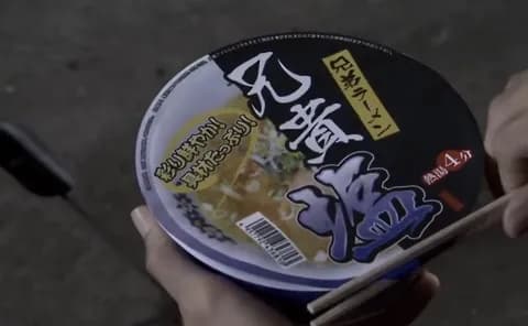 （ヽ´ん`）「俺なら昼飯はカップラーメンで済ませて、浮いた金で自分磨きするなあ」