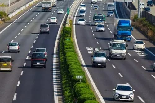 【悲報】マイクロバス事故の生徒さん「事故前から縁石に乗り上げたりトンネルに車体を擦ってた」・・・・・・・・・