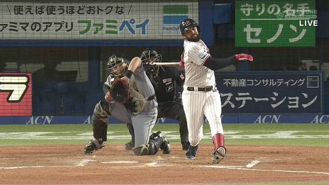 ヤクルト・サンタナ、フォロースイングが捕手に当たって守備妨害