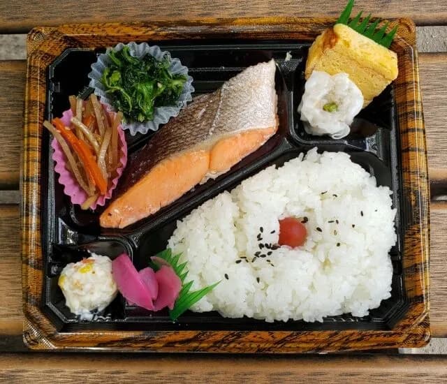 【🍱】市販の弁当に混ざってると少しだけ「🥺」な顔になる具材