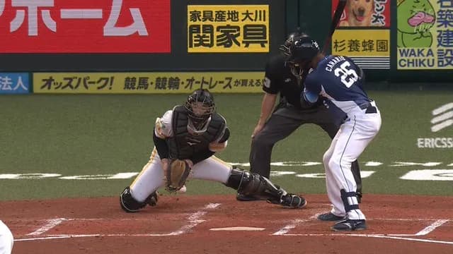トレード即スタメンの山本祐大、暴投をトンネルしてしまう