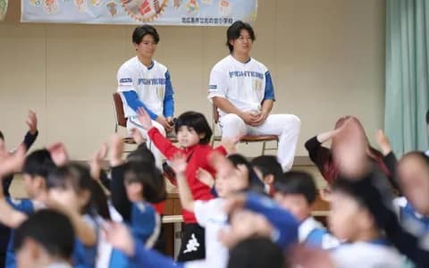 【日本ハム】練習のない日は地域交流、進藤勇也＆大塚瑠晏 小学校訪問