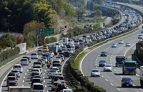 【悲報】渋滞中の高速道路で車線変更繰り返すヤツさん、ガチで意味がなかったｗｗｗｗｗｗｗｗｗｗ