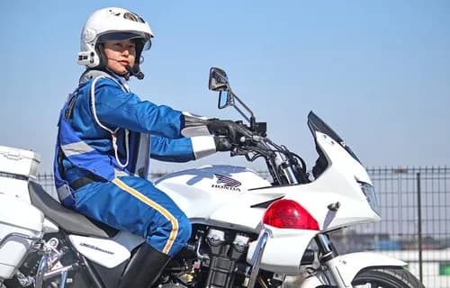 【衝撃】白バイ警察官さん、交通違反の車を止めようとした結果約20m引きずられ重傷・・・・・・・・・