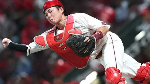 【非情】カープ持丸『懲罰交代』捕逸と野選が失点直結。石原慶幸コーチ苦言「自分の感覚を変えていかないと」