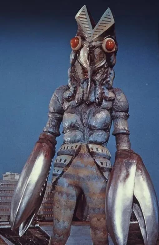 バルタン星人｢住むとこないよー助けて😭｣ウルトラマン｢ﾌﾝ!｣(宇宙船破壊)