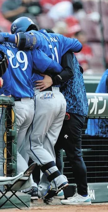 途中交代のDeNA宮崎敏郎選手は試合中に病院へ　相川亮二監督「打撲なので、どれくらいでゲーム復帰できるか」