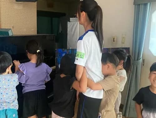 【悲報】クソショタさん、女子高生のケツにしがみついて体臭を嗅ぎまくってしまうｗｗｗｗｗｗｗｗｗｗ