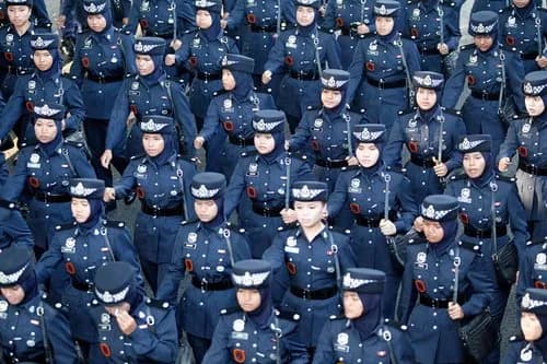 【悲報】ロシアさん、移民が立ちションしてるだけで催涙ガスかけて蹴り散らかすｗｗｗｗｗｗｗｗｗｗ