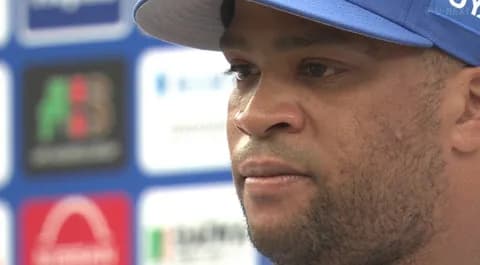 引退表明のビシエド、試合後に中日時代からの仲間・京田陽太に花束贈られ涙…ナインに胴上げされ6度宙を舞う