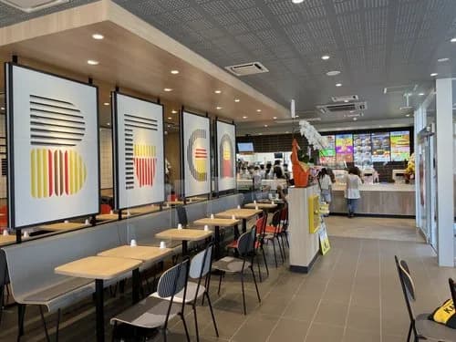 【悲報】マクドナルドさん、ずっと客席徘徊して声出ししてる接客特化店員がいる・・・・・・・・・